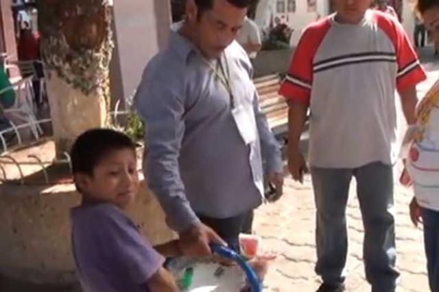 Exhiben en YouTube a funcionario de Villahermosa que humilla a un niño