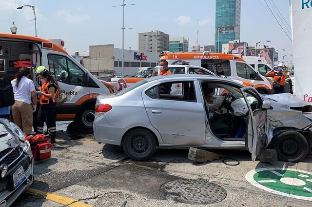 Particular se pasa la luz roja en La Paz y choca: 5 heridos