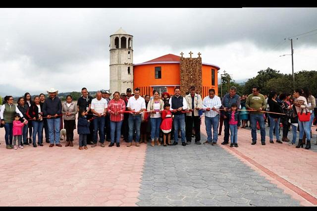 Alcalde de Tlatlauquitepec entrega explanada en Ajocotzingo