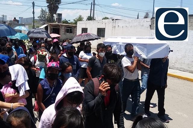 Decenas despiden al joven asesinado en Totimehuacán