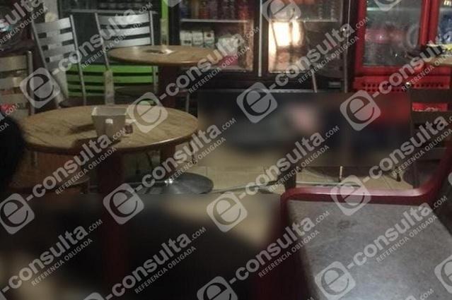 Ejecutan a dos abogados en cafetería de Xicotepec 
