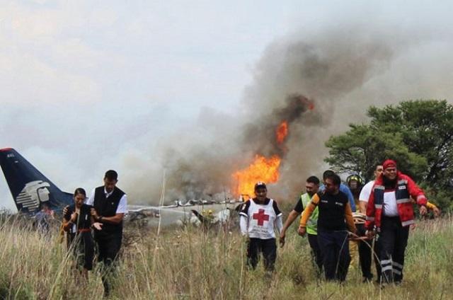 Trasladan a hospital privado a niña quemada en accidente de avión