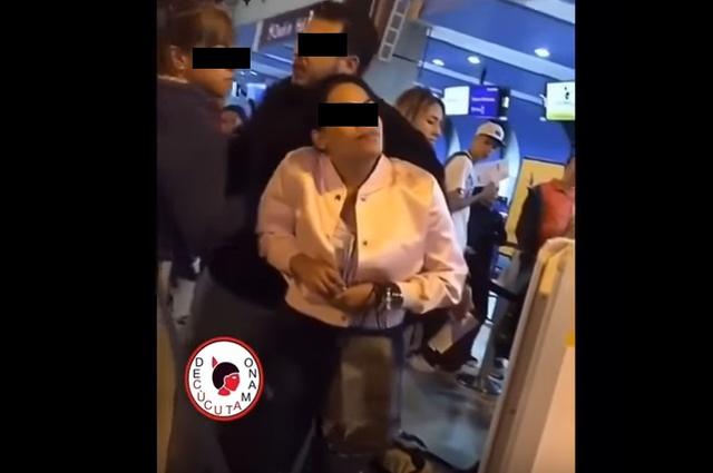 Mujer cacha a su esposo con la amante y le arma escándalo en aeropuerto
