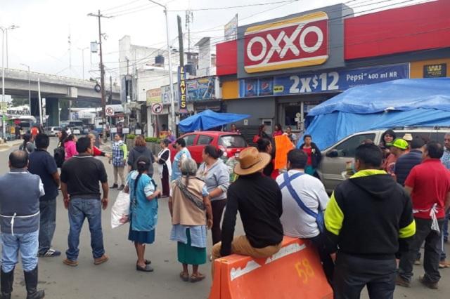 Cierran calles en Amalucan por corte de luz en el mercado