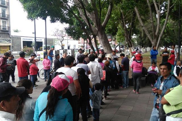 Marcha antorchista contra operativo que desalojó puestos en Agua Santa