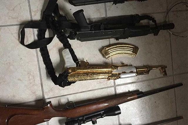 Militares decomisan arsenal que incluye un AK-47 bañado en oro