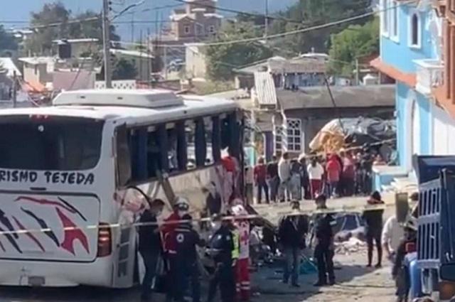 Autobús choca en Edomex y provoca 19 muertos y 30 heridos