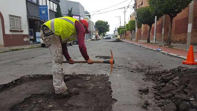 Brigadas de Bachetón 3.0 reparan calles en la capital poblana