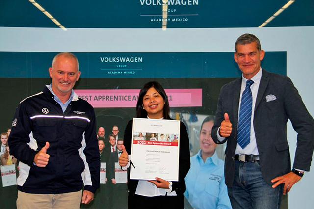 Premian a poblana egresada del Centro de Formación de VW