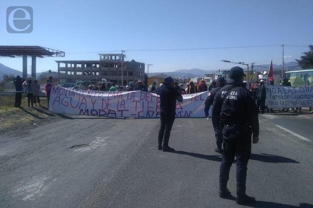 Manifestantes bloquean la carretera Amozoc - Nautla