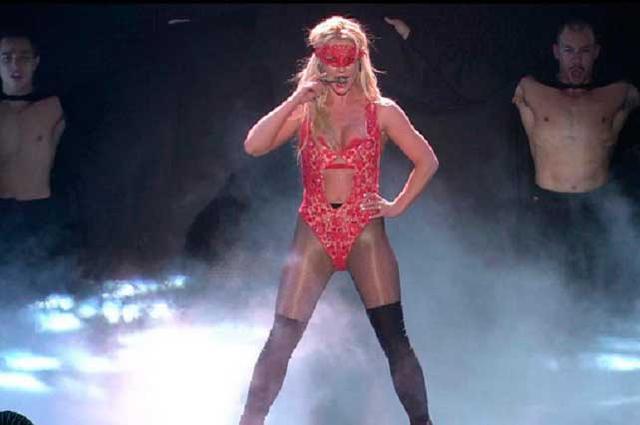 Britney Spears sufre accidente, muestra uno de sus pezones en show