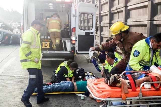 Auto con familia cae de un puente en la México-Puebla y deja 6 heridos