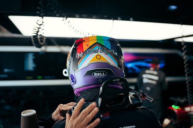 Hamilton muestra bandera LGBT+ en su casco previo a GP de Catar