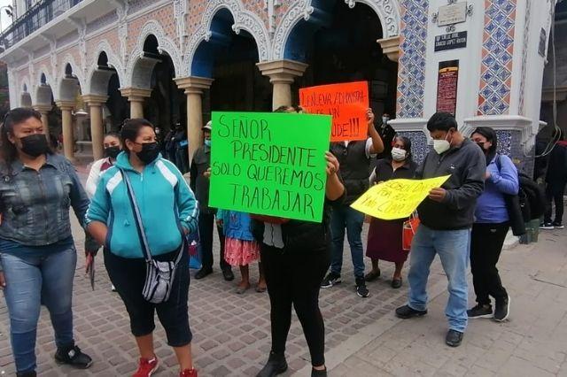 Ayuntamiento cobra por puesto en Tehuacán y les quita el lugar