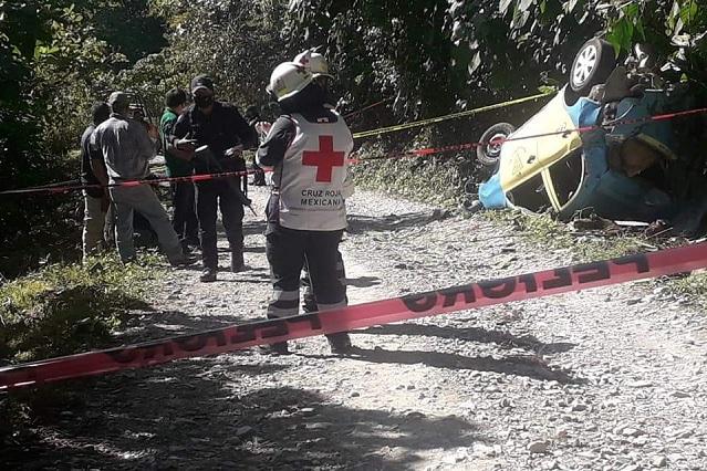 Muere chófer de taxi al caer de barranco en Xicotepec 