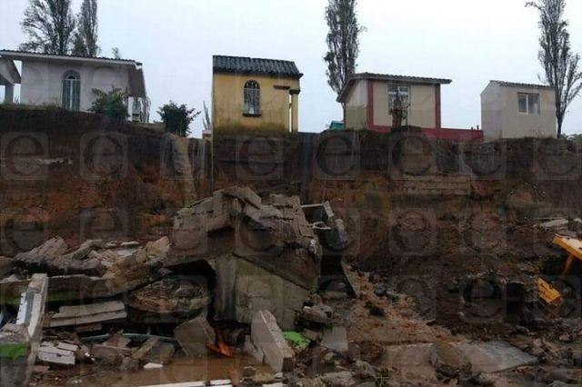 Se derrumba barda de panteón en Xiutetelco por lluvia