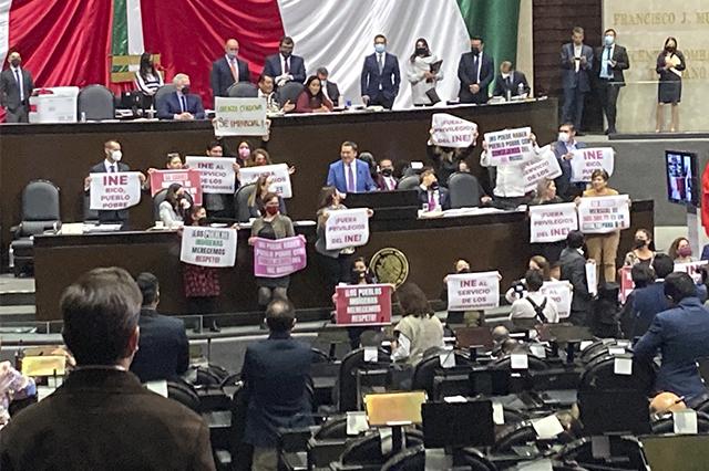 Diputados piden a presidente del INE bajarse el sueldo o renunciar