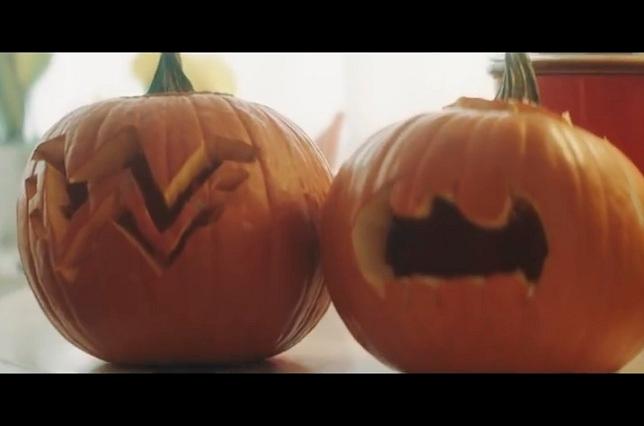 “Batman y La Mujer Maravilla” luchan por equidad de género en Halloween