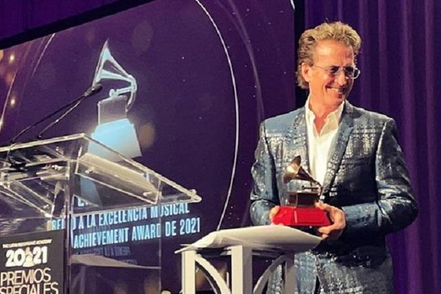 Emmanuel recibe Premio a la Excelencia Musical del Grammy Latino