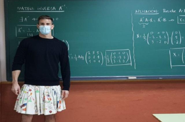 Maestro usa falda en solidaridad a alumno discriminado
