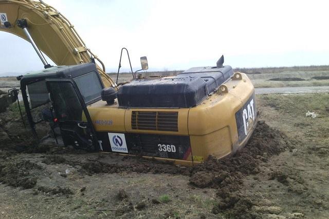 Pelean por foto de excavadora hundida en el terreno del nuevo aeropuerto
