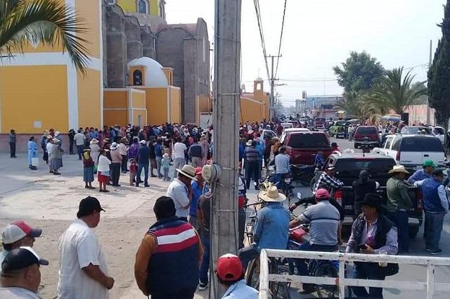 Vecinos de Palmarito toman la alcaldía de Tecamachalco