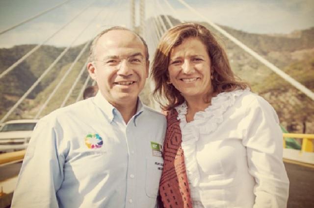 Felipe Calderón y su esposa firman petición en contra de Tlali