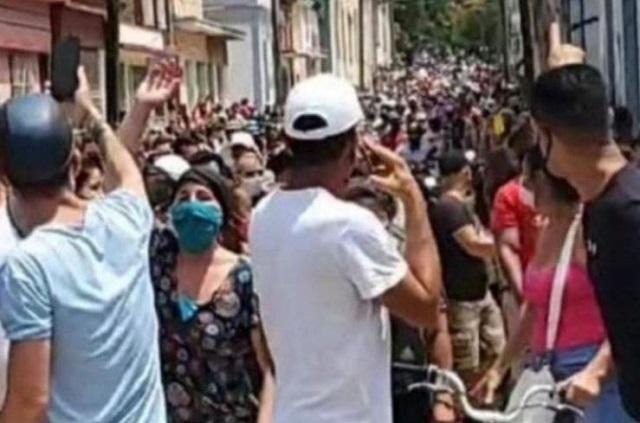 Miles protestan en Cuba contra desabasto y cortes de electricidad