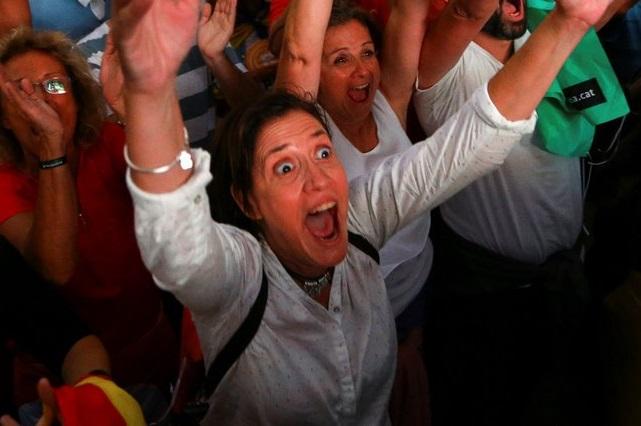 Fotos virales: Captan cómo en Cataluña pasan de la euforia a la decepción