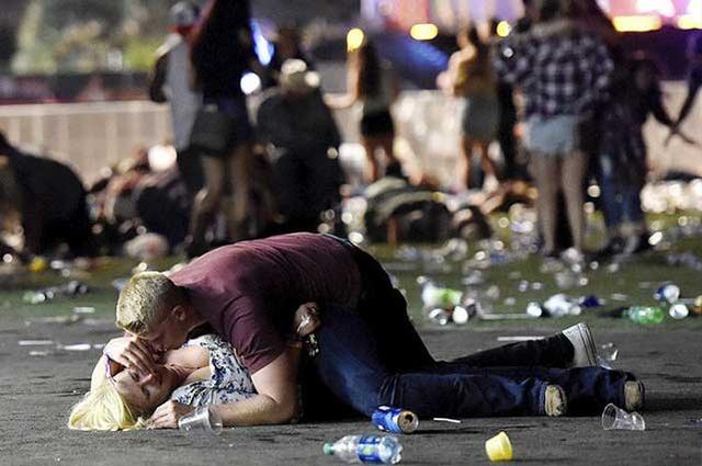 Foto viral: El héroe que cubrió y salvó a una mujer en matanza en Las Vegas