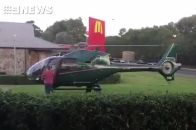 Un hombre aterriza helicóptero sólo para comprar hamburguesa  