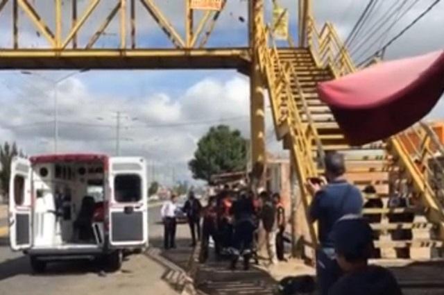 Hombre intentó lanzarse desde un puente peatonal en Cholula