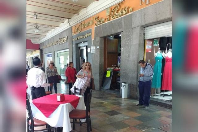 Diez hombres asaltan restaurante frente al zócalo de Puebla
