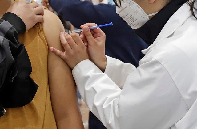 Hombre se pone brazo falso para que lo vacunen y le den certificado