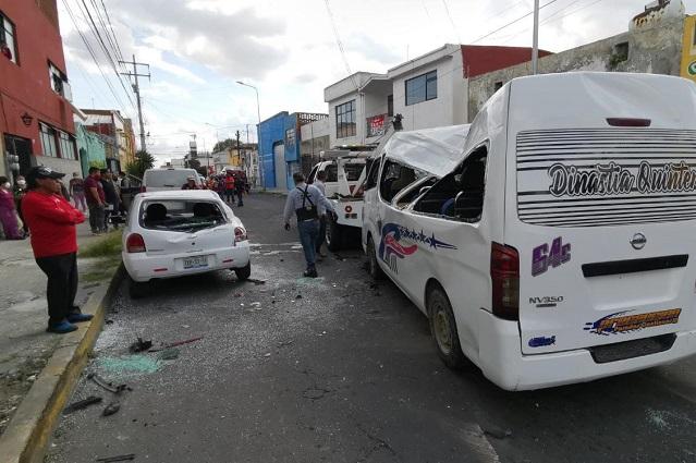 Cuatro heridos por choque y volcadura de ruta 64 C en Puebla