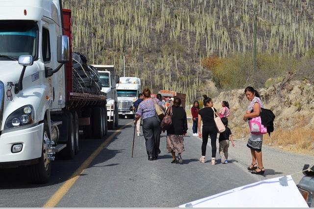 Continúa bloqueo carretero en Tehuacán por conflicto territorial 