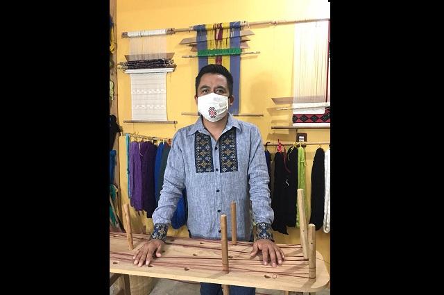 Artesanos de Cuetzalan buscan ingresos con cubrebocas bordados