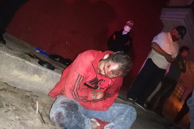 Vapulean a ladrón tras asalto a transporte público en Puebla