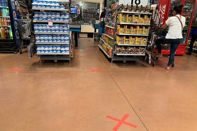 Poblanos compran y trabajan en Walmart sin miedo al Covid-19