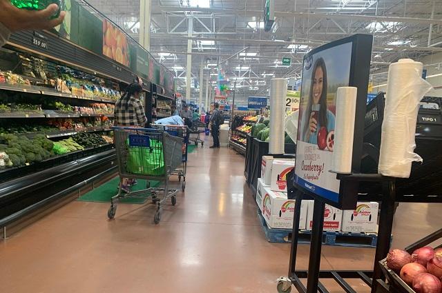 Poblanos compran y trabajan en Walmart sin miedo al Covid-19
