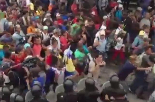 México reabre la frontera y entra el primer grupo de migrantes hondureños