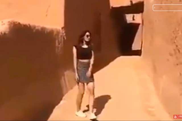 Detienen a chica saudí de video viral y la acusan de usar ropa indecente