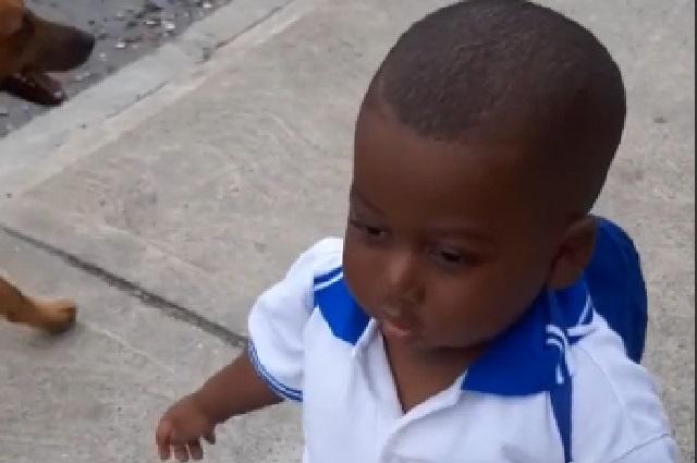 Video: Niño que dice camina como hombre se hace viral