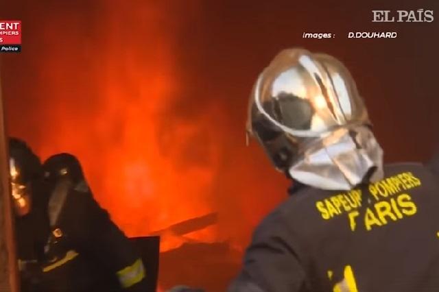 Video: Así lucharon bomberos cerca del fuego en Notre Dame