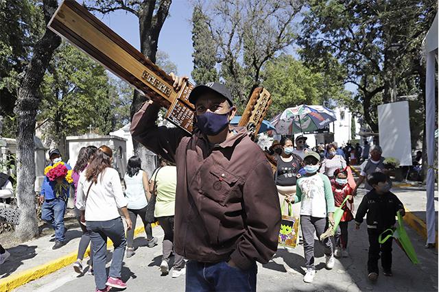Panteones de Puebla capital recibieron a 360 mil en una semana