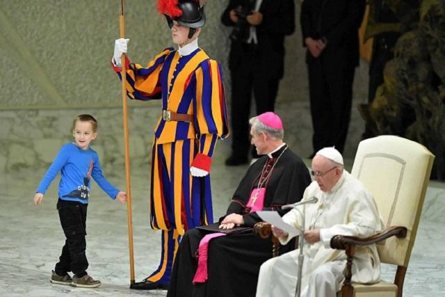 Niño revoltoso burla la seguridad y juega con el Papa Francisco