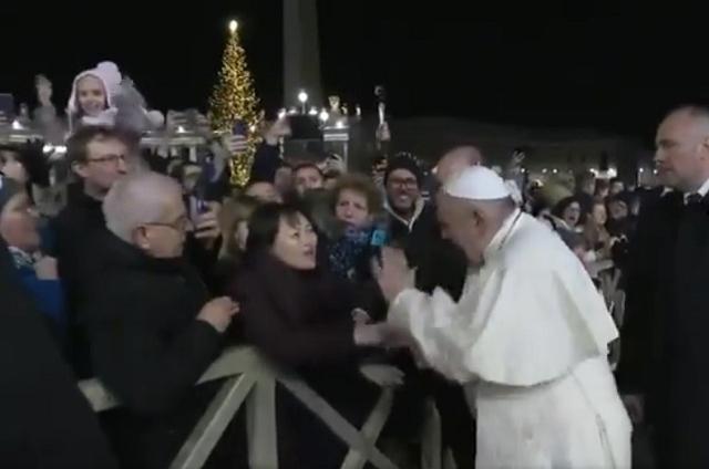 Papa Francisco regaña y le da un par de manazos a mujer que lo jaló