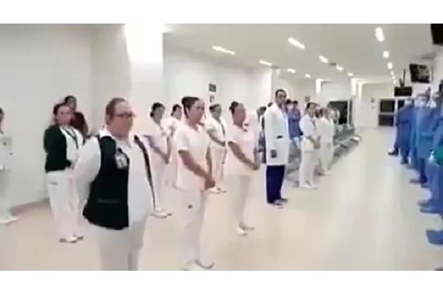 Personal de salud entona himno nacional mexicano antes de iniciar labores