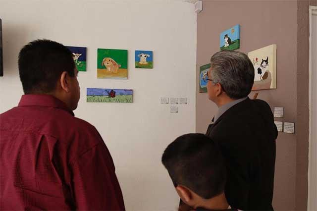 Pintor con autismo muestra sus trabajos en Puebla