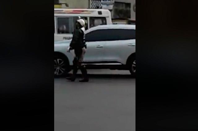 Policía de tránsito una sensación por bailar y apoyar a selección de Perú